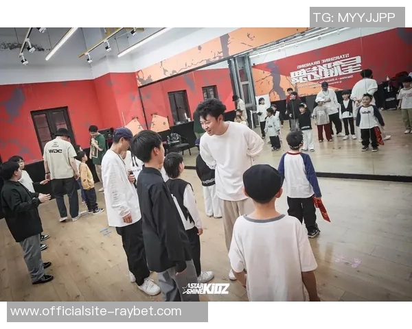 南京街舞队团队协作的独特魅力与其他队伍的深度对比分析 南京街舞队团队协作的独特魅力与其他队伍的深度对比分析