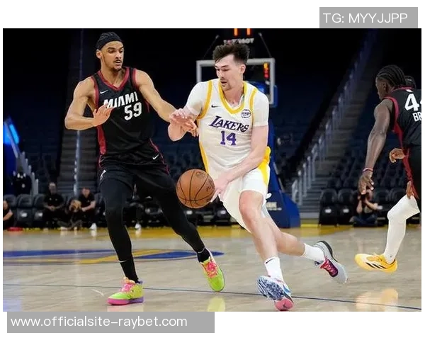 夏季联赛精彩对决骑士与湖人争锋相对展现年轻球员风采